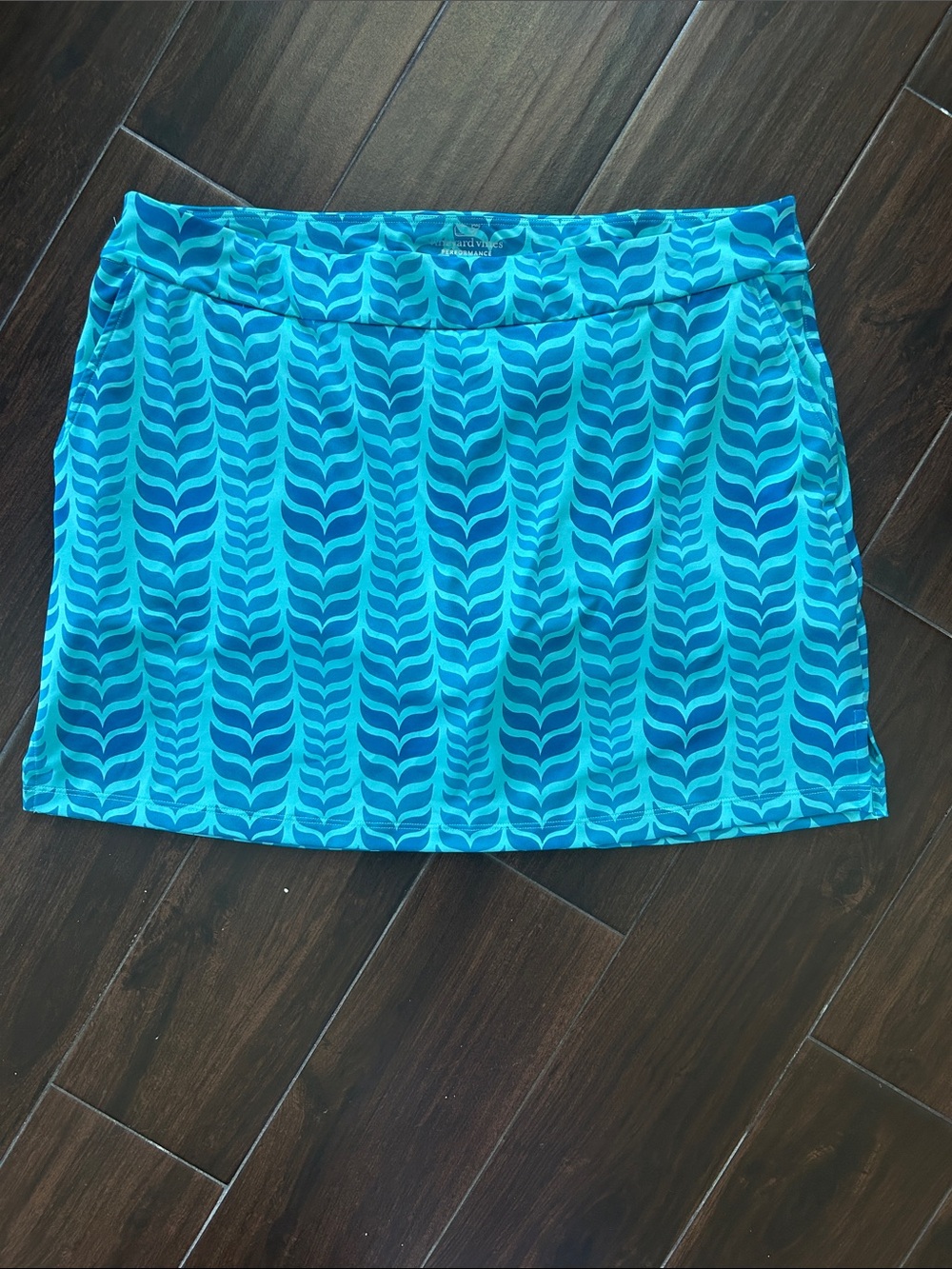 Vineyard Vines Performance golf skirt with shorts